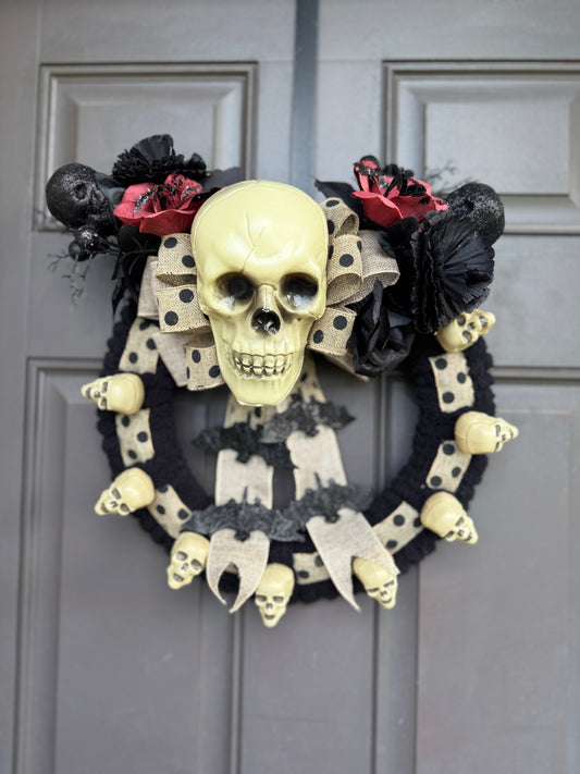 “Skull & Roses Halloween Wreath – Gothic Spooky Décor with Burlap Bows & Bats”