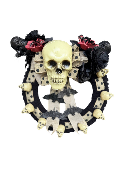 “Skull & Roses Halloween Wreath – Gothic Spooky Décor with Burlap Bows & Bats”
